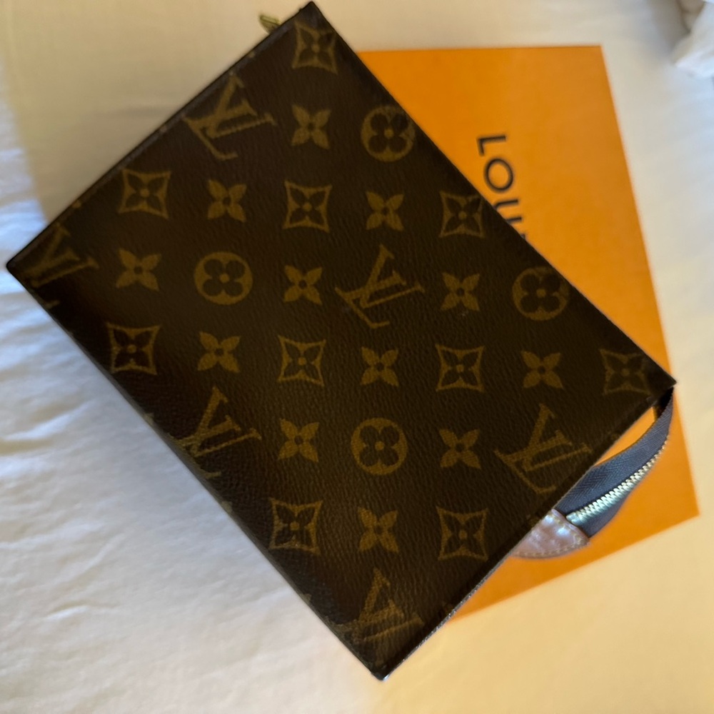 LOUIS VUITTON TOILETRY CASE 19